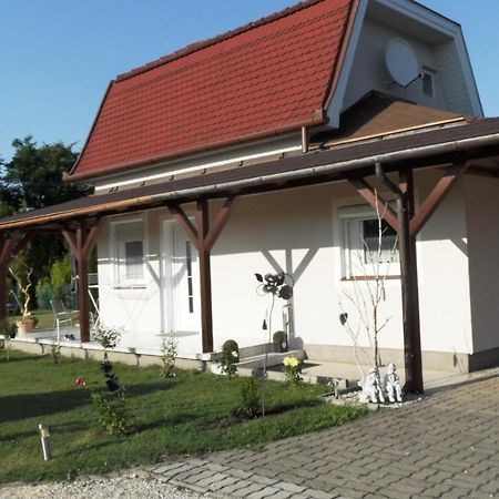 Ferienhaus Am Plattensee Balatonmáriafürdő Exteriér fotografie